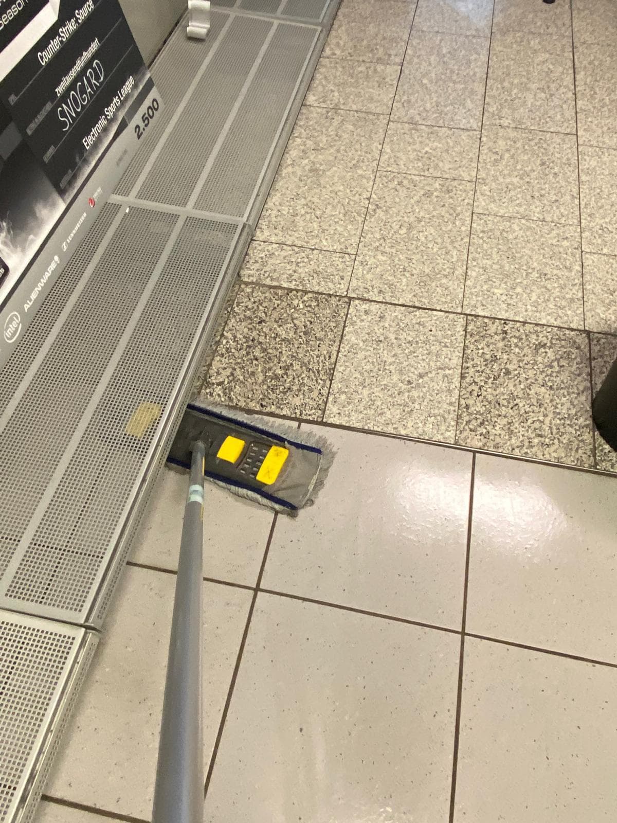 Bodenreinigung einer Verkaufsfläche durch Cleaning Service