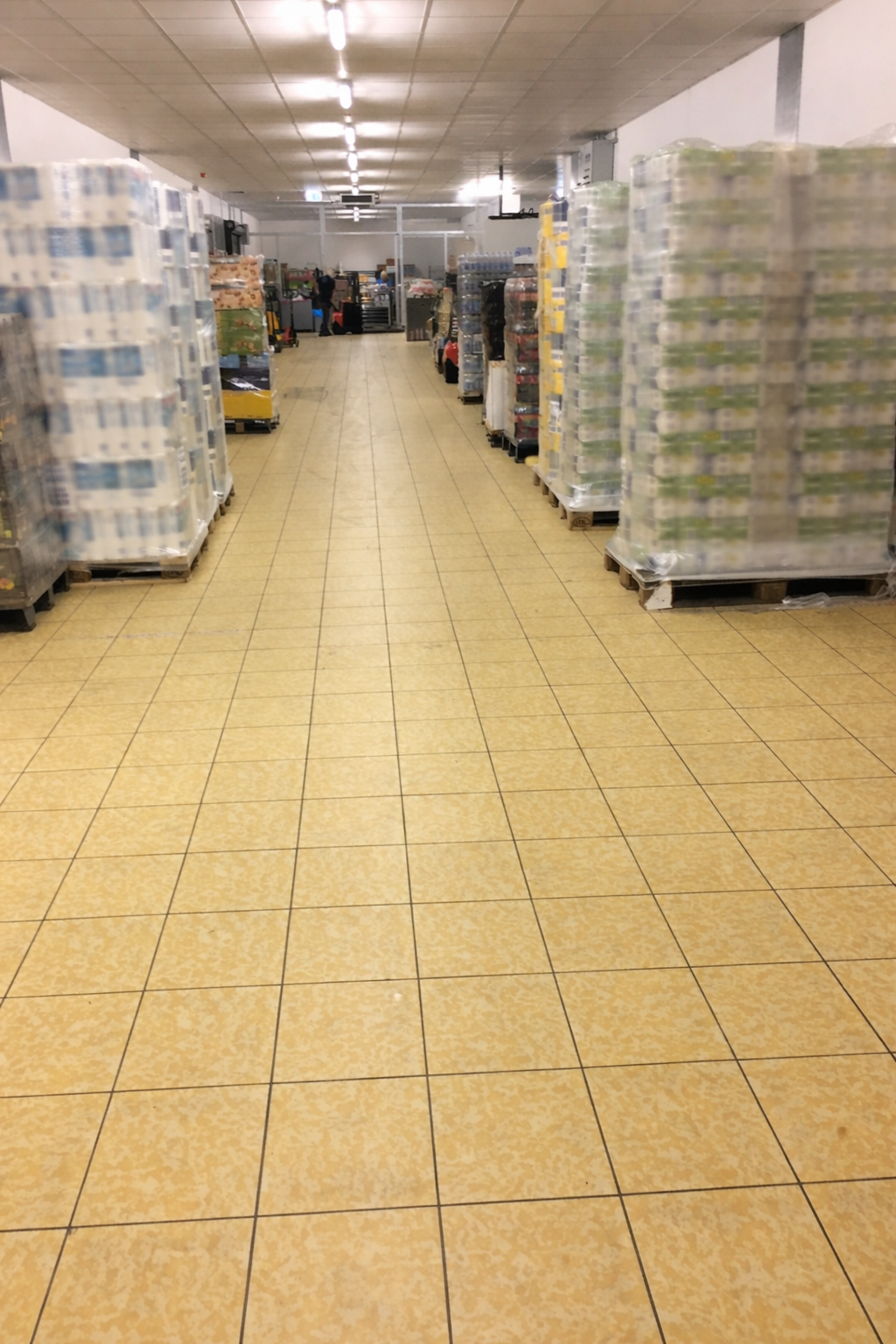 Aufgeräumte Lagerhalle